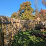 Fr. Staketenzaun Kastanien 150 cm hoch, Abstand 4 cm, 2x 5m Rolle und Kastanien Pfost 200 cm lang, Ø 7-9 cm - mit Spitze