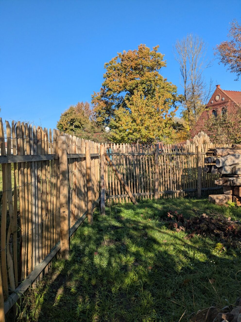 Fr. Staketenzaun Kastanien 150 cm hoch, Abstand 4 cm, 2x 5m Rolle und Kastanien Pfost 200 cm lang, Ø 7-9 cm - mit Spitze