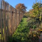 Fr. Staketenzaun Kastanien 150 cm hoch, Abstand 4 cm, 2x 5m Rolle und Kastanien Pfost 200 cm lang, Ø 7-9 cm - mit Spitze