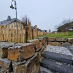 Fr. Staketenzaun Kastanien 100 cm hoch, Abstand 6 cm, 10m Rol, Kastanien Pfost 150/160 cm lang, Ø 7-9 cm - mit Spitze, Kastanien Pfost 175 cm lang, Ø 10-12 cm - mit Spitze, Edelstahl Schrauben 4,5x60, pro 100 Stück, Kastanien Pfost 120 cm lang, Ø 10-12 cm - mit Spitze und Kastanien Pfost 150/160 cm lang, Ø 10-12 cm - mit Spitze