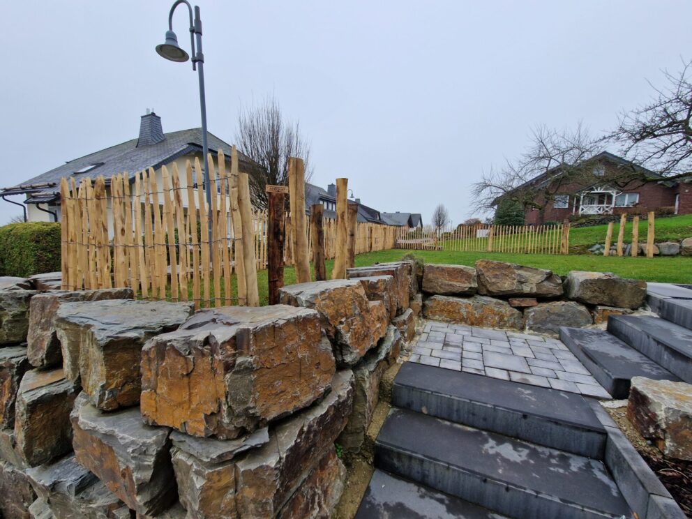 Fr. Staketenzaun Kastanien 100 cm hoch, Abstand 6 cm, 10m Rol, Kastanien Pfost 150/160 cm lang, Ø 7-9 cm - mit Spitze, Kastanien Pfost 175 cm lang, Ø 10-12 cm - mit Spitze, Edelstahl Schrauben 4,5x60, pro 100 Stück, Kastanien Pfost 120 cm lang, Ø 10-12 cm - mit Spitze und Kastanien Pfost 150/160 cm lang, Ø 10-12 cm - mit Spitze