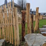 Fr. Staketenzaun Kastanien 100 cm hoch, Abstand 6 cm, 10m Rol, Kastanien Pfost 150/160 cm lang, Ø 7-9 cm - mit Spitze, Kastanien Pfost 175 cm lang, Ø 10-12 cm - mit Spitze, Edelstahl Schrauben 4,5x60, pro 100 Stück, Kastanien Pfost 120 cm lang, Ø 10-12 cm - mit Spitze und Kastanien Pfost 150/160 cm lang, Ø 10-12 cm - mit Spitze