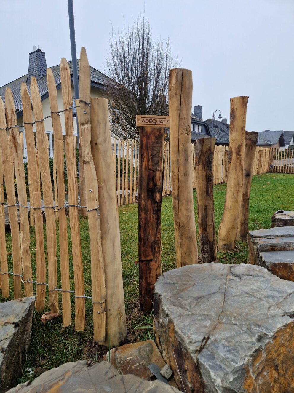 Fr. Staketenzaun Kastanien 100 cm hoch, Abstand 6 cm, 10m Rol, Kastanien Pfost 150/160 cm lang, Ø 7-9 cm - mit Spitze, Kastanien Pfost 175 cm lang, Ø 10-12 cm - mit Spitze, Edelstahl Schrauben 4,5x60, pro 100 Stück, Kastanien Pfost 120 cm lang, Ø 10-12 cm - mit Spitze und Kastanien Pfost 150/160 cm lang, Ø 10-12 cm - mit Spitze