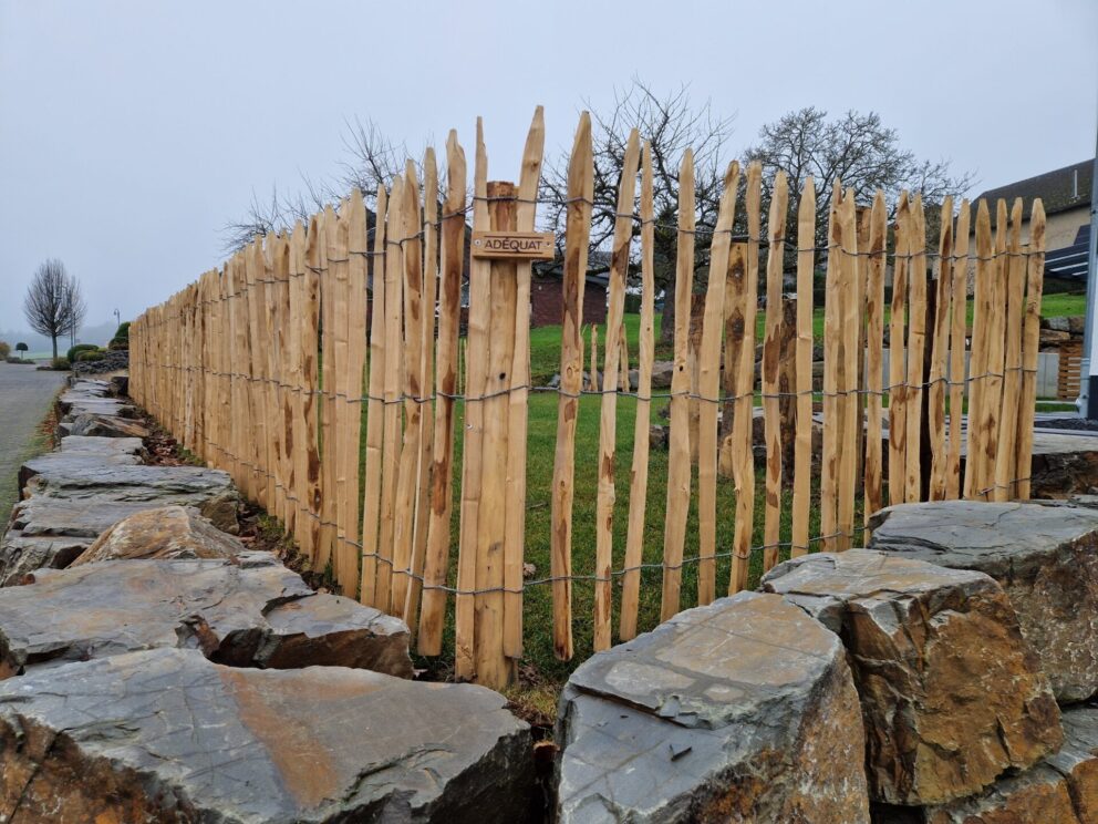 Fr. Staketenzaun Kastanien 100 cm hoch, Abstand 6 cm, 10m Rol, Kastanien Pfost 150/160 cm lang, Ø 7-9 cm - mit Spitze, Kastanien Pfost 175 cm lang, Ø 10-12 cm - mit Spitze, Edelstahl Schrauben 4,5x60, pro 100 Stück, Kastanien Pfost 120 cm lang, Ø 10-12 cm - mit Spitze und Kastanien Pfost 150/160 cm lang, Ø 10-12 cm - mit Spitze