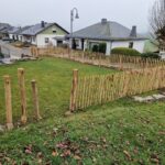 Fr. Staketenzaun Kastanien 100 cm hoch, Abstand 6 cm, 10m Rol, Kastanien Pfost 150/160 cm lang, Ø 7-9 cm - mit Spitze, Kastanien Pfost 175 cm lang, Ø 10-12 cm - mit Spitze, Edelstahl Schrauben 4,5x60, pro 100 Stück, Kastanien Pfost 120 cm lang, Ø 10-12 cm - mit Spitze und Kastanien Pfost 150/160 cm lang, Ø 10-12 cm - mit Spitze