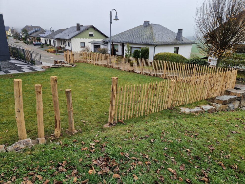 Fr. Staketenzaun Kastanien 100 cm hoch, Abstand 6 cm, 10m Rol, Kastanien Pfost 150/160 cm lang, Ø 7-9 cm - mit Spitze, Kastanien Pfost 175 cm lang, Ø 10-12 cm - mit Spitze, Edelstahl Schrauben 4,5x60, pro 100 Stück, Kastanien Pfost 120 cm lang, Ø 10-12 cm - mit Spitze und Kastanien Pfost 150/160 cm lang, Ø 10-12 cm - mit Spitze