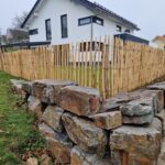 Fr. Staketenzaun Kastanien 100 cm hoch, Abstand 6 cm, 10m Rol, Kastanien Pfost 150/160 cm lang, Ø 7-9 cm - mit Spitze, Kastanien Pfost 175 cm lang, Ø 10-12 cm - mit Spitze, Edelstahl Schrauben 4,5x60, pro 100 Stück, Kastanien Pfost 120 cm lang, Ø 10-12 cm - mit Spitze und Kastanien Pfost 150/160 cm lang, Ø 10-12 cm - mit Spitze