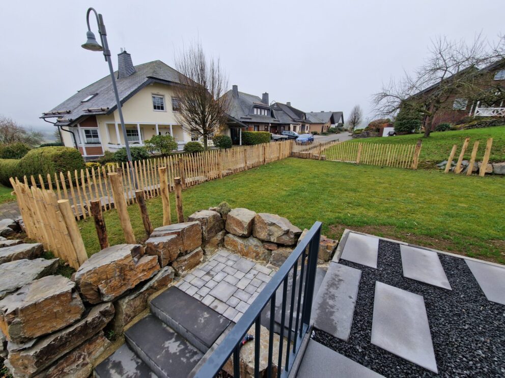 Fr. Staketenzaun Kastanien 100 cm hoch, Abstand 6 cm, 10m Rol, Kastanien Pfost 150/160 cm lang, Ø 7-9 cm - mit Spitze, Kastanien Pfost 175 cm lang, Ø 10-12 cm - mit Spitze, Edelstahl Schrauben 4,5x60, pro 100 Stück, Kastanien Pfost 120 cm lang, Ø 10-12 cm - mit Spitze und Kastanien Pfost 150/160 cm lang, Ø 10-12 cm - mit Spitze