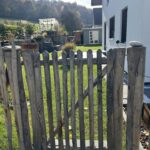 Staketenzauntor Kastanie einzeln 080Bx100H (cm), Zaunpfahl 7-9 100 cm Länge für Bodenhülse, Bodenhülse / Einschlaghülse 8 cm, Edelstahl Schrauben 4,5x60, pro 100 Stück, Fr. Staketenzaun Kastanien 100 cm hoch, Abstand 8 cm, 10m Rol und Zaunpfahl 7-9 120 cm Länge für Bodenhülse