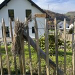 Staketenzauntor Kastanie einzeln 080Bx100H (cm), Zaunpfahl 7-9 100 cm Länge für Bodenhülse, Bodenhülse / Einschlaghülse 8 cm, Edelstahl Schrauben 4,5x60, pro 100 Stück, Fr. Staketenzaun Kastanien 100 cm hoch, Abstand 8 cm, 10m Rol und Zaunpfahl 7-9 120 cm Länge für Bodenhülse