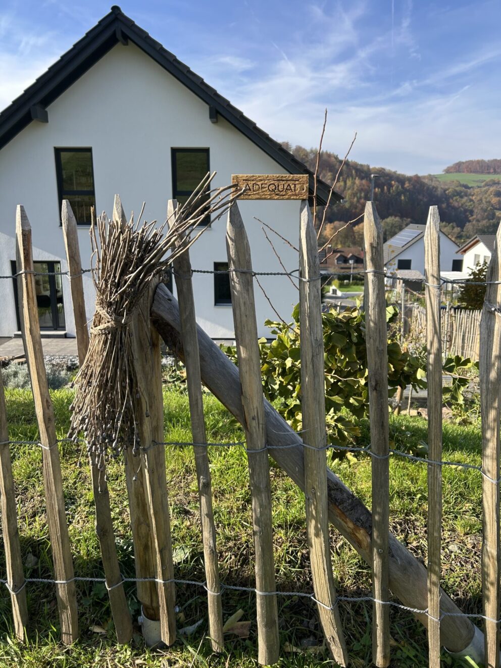 Staketenzauntor Kastanie einzeln 080Bx100H (cm), Zaunpfahl 7-9 100 cm Länge für Bodenhülse, Bodenhülse / Einschlaghülse 8 cm, Edelstahl Schrauben 4,5x60, pro 100 Stück, Fr. Staketenzaun Kastanien 100 cm hoch, Abstand 8 cm, 10m Rol und Zaunpfahl 7-9 120 cm Länge für Bodenhülse