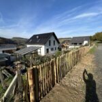 Staketenzauntor Kastanie einzeln 080Bx100H (cm), Zaunpfahl 7-9 100 cm Länge für Bodenhülse, Bodenhülse / Einschlaghülse 8 cm, Edelstahl Schrauben 4,5x60, pro 100 Stück, Fr. Staketenzaun Kastanien 100 cm hoch, Abstand 8 cm, 10m Rol und Zaunpfahl 7-9 120 cm Länge für Bodenhülse