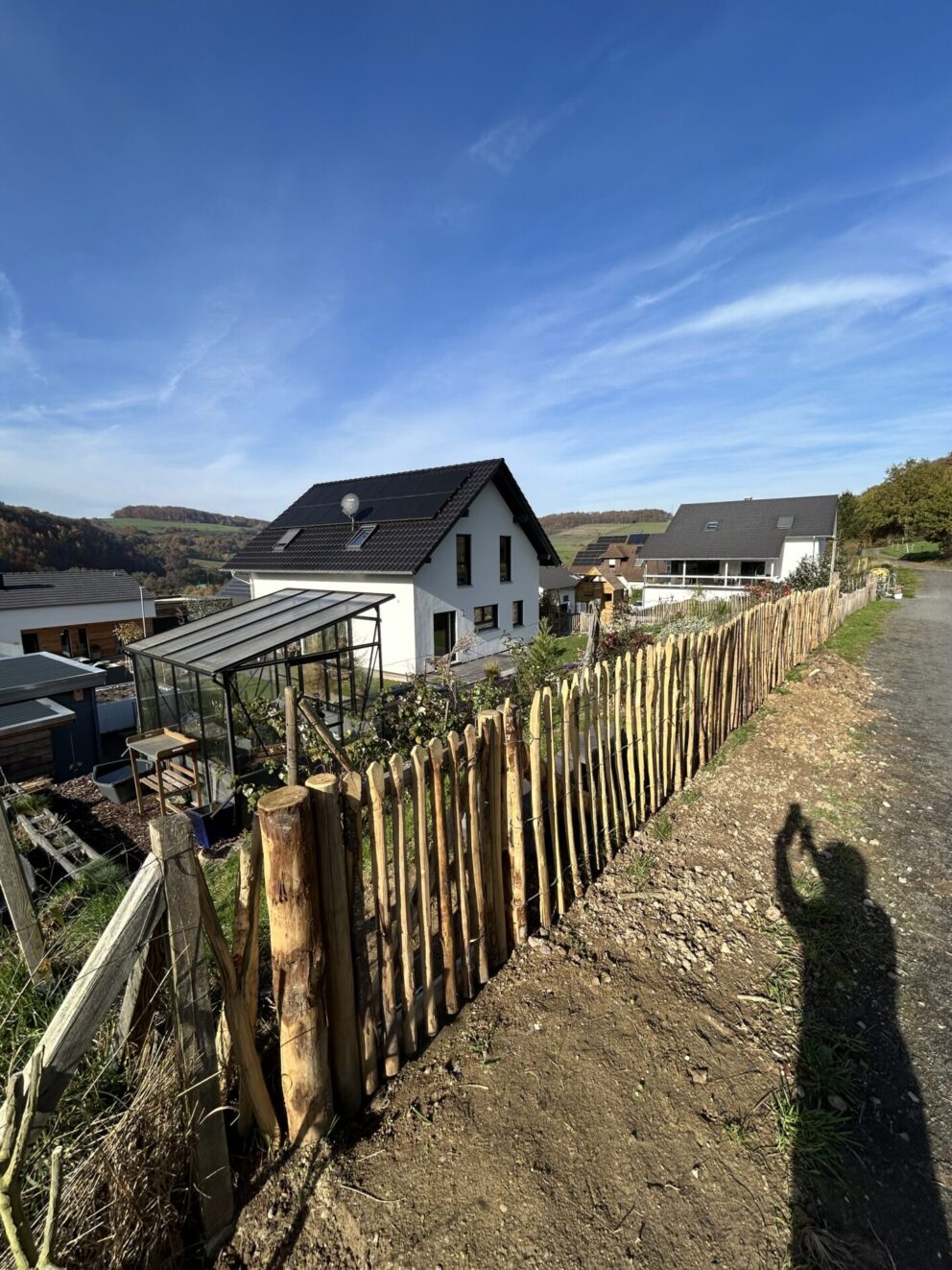 Staketenzauntor Kastanie einzeln 080Bx100H (cm), Zaunpfahl 7-9 100 cm Länge für Bodenhülse, Bodenhülse / Einschlaghülse 8 cm, Edelstahl Schrauben 4,5x60, pro 100 Stück, Fr. Staketenzaun Kastanien 100 cm hoch, Abstand 8 cm, 10m Rol und Zaunpfahl 7-9 120 cm Länge für Bodenhülse