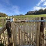 Staketenzauntor Kastanie einzeln 080Bx100H (cm), Zaunpfahl 7-9 100 cm Länge für Bodenhülse, Bodenhülse / Einschlaghülse 8 cm, Edelstahl Schrauben 4,5x60, pro 100 Stück, Fr. Staketenzaun Kastanien 100 cm hoch, Abstand 8 cm, 10m Rol und Zaunpfahl 7-9 120 cm Länge für Bodenhülse