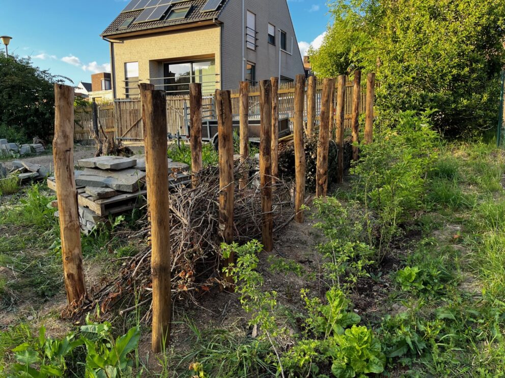 Äste im Garten stapeln
