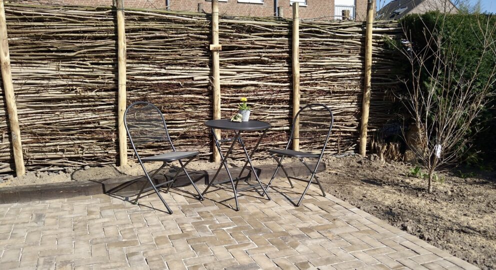 Äste im Garten stapeln