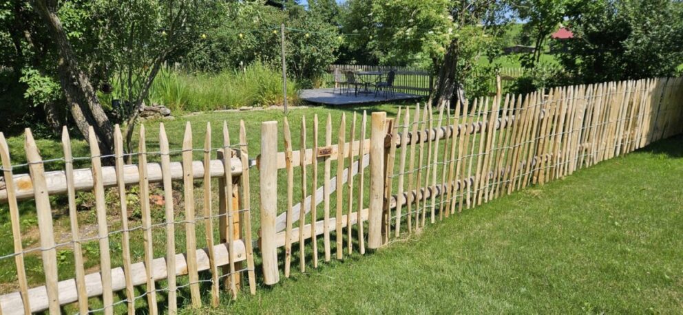 Staketenzaun Kastanie 100 cm hoch, 5 cm Lattenabstand, halbrunde Pfähle als horizontale Latten
