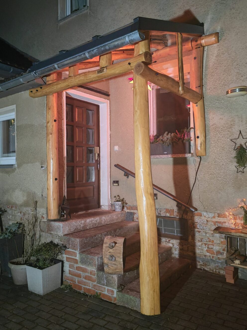 Robinien Pfost 300 cm lang, Ø 16-18 cm, geschliffen,Robinien Pfost 400 cm lang, Ø 13-15 cm -geschliffen, Robinien Pfost 400 cm lang, Ø 10-12 cm - geschliffen, Robinien Pfost 350 cm lang, Ø 10-12 cm geschält ohne Spitze und Robinien Pfost 160 cm lang, Ø 10-12 cm geschält mit Spitze