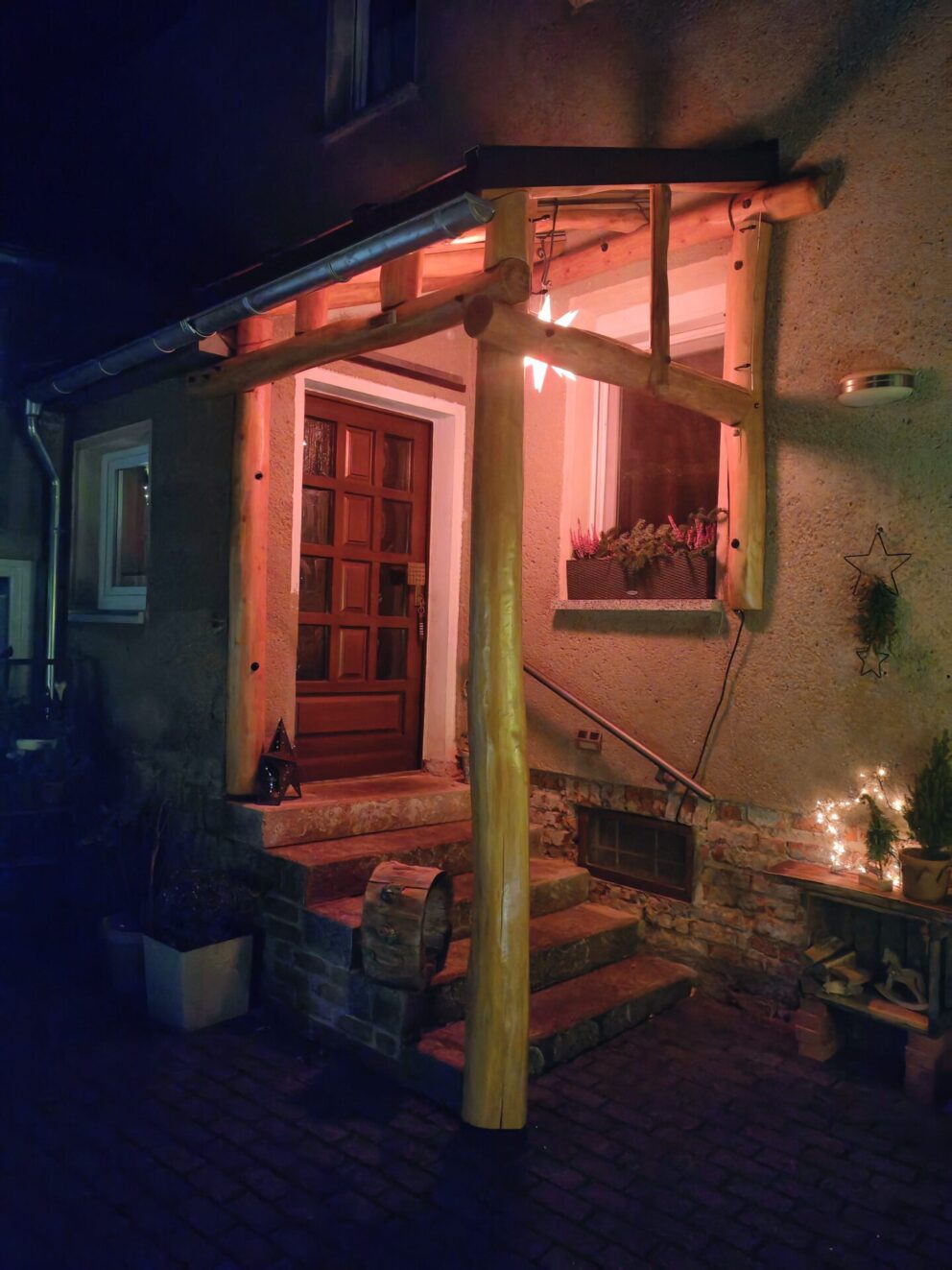 Robinien Pfost 300 cm lang, Ø 16-18 cm, geschliffen,Robinien Pfost 400 cm lang, Ø 13-15 cm -geschliffen, Robinien Pfost 400 cm lang, Ø 10-12 cm - geschliffen, Robinien Pfost 350 cm lang, Ø 10-12 cm geschält ohne Spitze und Robinien Pfost 160 cm lang, Ø 10-12 cm geschält mit Spitze