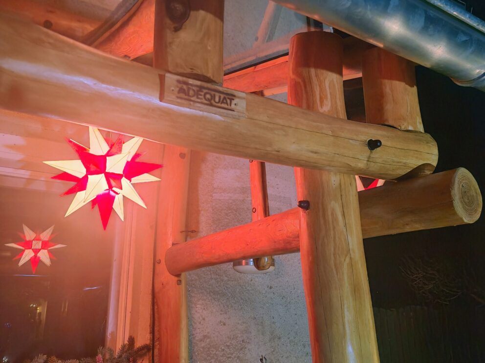 Robinien Pfost 300 cm lang, Ø 16-18 cm, geschliffen,Robinien Pfost 400 cm lang, Ø 13-15 cm -geschliffen, Robinien Pfost 400 cm lang, Ø 10-12 cm - geschliffen, Robinien Pfost 350 cm lang, Ø 10-12 cm geschält ohne Spitze und Robinien Pfost 160 cm lang, Ø 10-12 cm geschält mit Spitze