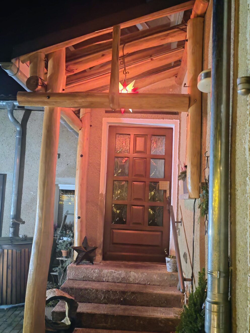 Robinien Pfost 300 cm lang, Ø 16-18 cm, geschliffen,Robinien Pfost 400 cm lang, Ø 13-15 cm -geschliffen, Robinien Pfost 400 cm lang, Ø 10-12 cm - geschliffen, Robinien Pfost 350 cm lang, Ø 10-12 cm geschält ohne Spitze und Robinien Pfost 160 cm lang, Ø 10-12 cm geschält mit Spitze