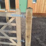 Englisches Tor Eiche einzeln 120Bx120H (cm), Öffnungsrichtung: Rechts, Torbeschläge (England + Holland Stil) einzeln, Eichen Setzpfost 15x15x210 cm mit 'Diamantkopf'und Kastanien Pfost 150/160 cm lang, Ø 10-12 cm, mit Spitze