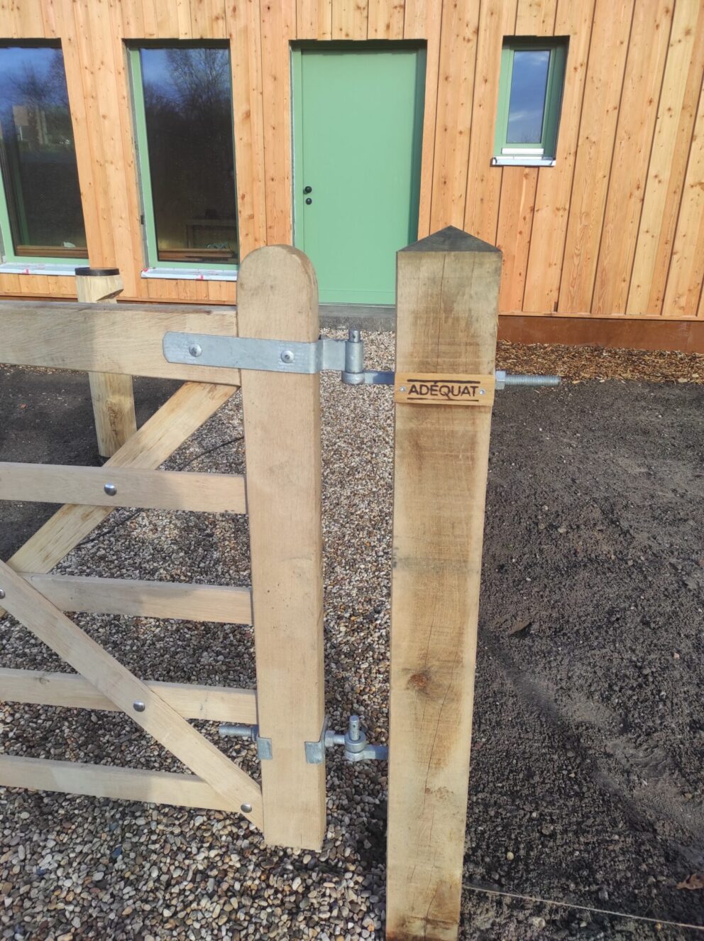 Englisches Tor Eiche einzeln 120Bx120H (cm), Öffnungsrichtung: Rechts, Torbeschläge (England + Holland Stil) einzeln, Eichen Setzpfost 15x15x210 cm mit 'Diamantkopf'und Kastanien Pfost 150/160 cm lang, Ø 10-12 cm, mit Spitze