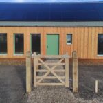 Englisches Tor Eiche einzeln 120Bx120H (cm), Öffnungsrichtung: Rechts, Torbeschläge (England + Holland Stil) einzeln, Eichen Setzpfost 15x15x210 cm mit 'Diamantkopf'und Kastanien Pfost 150/160 cm lang, Ø 10-12 cm, mit Spitze