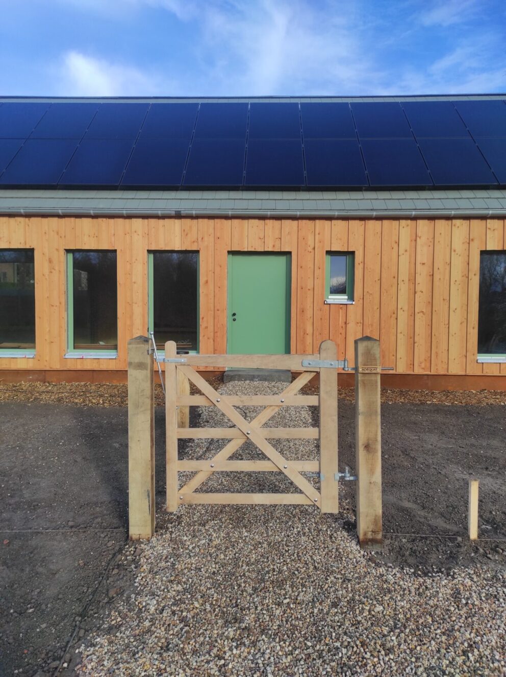 Englisches Tor Eiche einzeln 120Bx120H (cm), Öffnungsrichtung: Rechts, Torbeschläge (England + Holland Stil) einzeln, Eichen Setzpfost 15x15x210 cm mit 'Diamantkopf'und Kastanien Pfost 150/160 cm lang, Ø 10-12 cm, mit Spitze