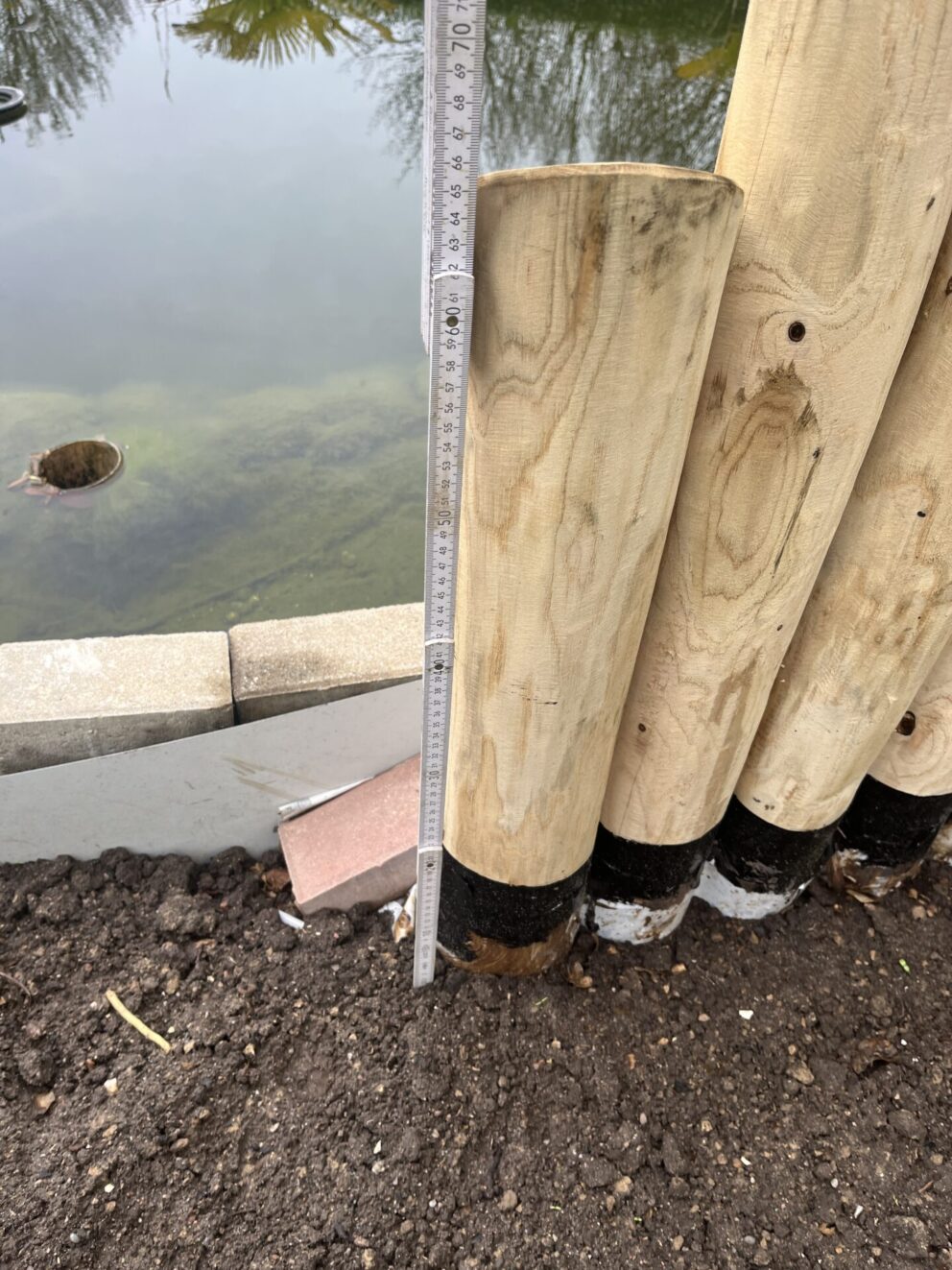 Kastanien Pfost 120 cm lang, Ø 10-12 cm, mit Spitze, Kastanien Pfost 175 cm lang, Ø 10-12 cm, mit Spitze, Kastanien Pfost 200 cm lang, Ø 10-12 cm, mit Spitze, Kastanien Pfost 250 cm lang, Ø 10-12 cm, mit Spitze und Kastanien Pfost 150/160 cm lang, Ø 10-12 cm, mit Spitze