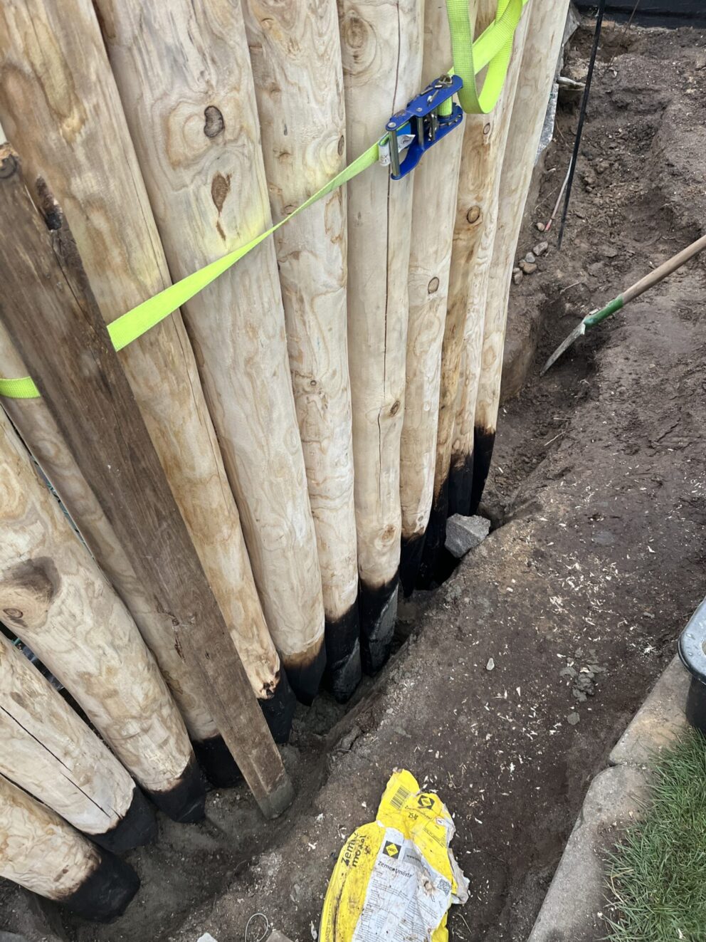 Kastanien Pfost 120 cm lang, Ø 10-12 cm, mit Spitze, Kastanien Pfost 175 cm lang, Ø 10-12 cm, mit Spitze, Kastanien Pfost 200 cm lang, Ø 10-12 cm, mit Spitze, Kastanien Pfost 250 cm lang, Ø 10-12 cm, mit Spitze und Kastanien Pfost 150/160 cm lang, Ø 10-12 cm, mit Spitze