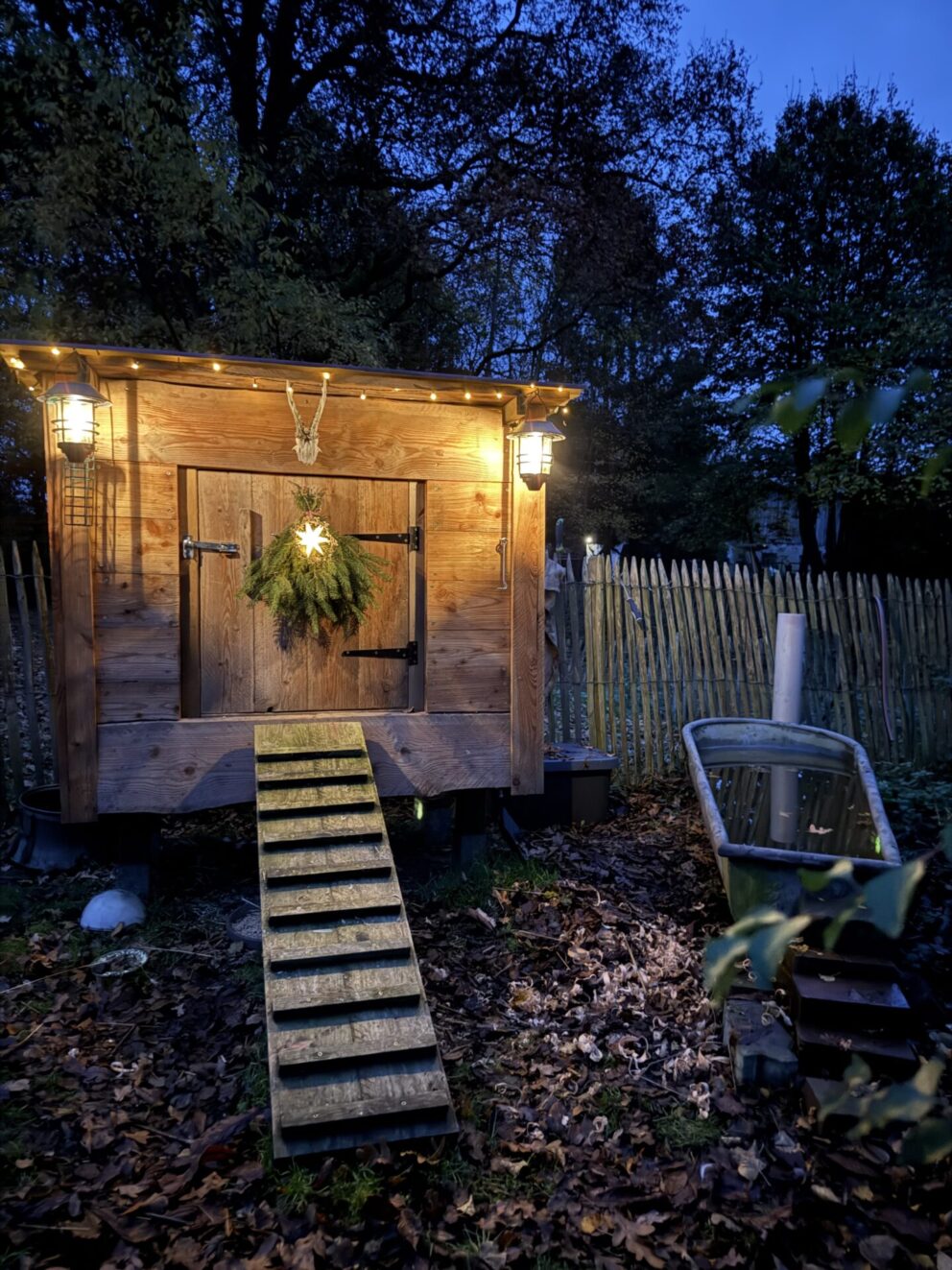 Laufenten Stall und Auslauf mit Zaun Staketenzaun aus Edelkastanie