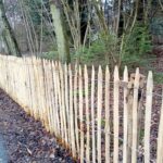 Fr. Staketenzaun Kastanien 120 cm hoch, Abstand 6 cm, 10m Rolle, Robinien Pfost 180 cm lang, Ø 8-10 cm geschält mit Spitze