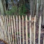 Fr. Staketenzaun Kastanien 120 cm hoch, Abstand 6 cm, 10m Rolle, Robinien Pfost 180 cm lang, Ø 8-10 cm geschält mit Spitze