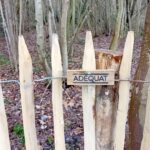 Fr. Staketenzaun Kastanien 120 cm hoch, Abstand 6 cm, 10m Rolle, Robinien Pfost 180 cm lang, Ø 8-10 cm geschält mit Spitze