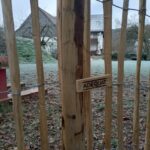 Fr. Staketenzaun Kastanien 100 cm hoch, Abstand 6 cm, 10m Rolle, Zaunpfahl 7-9 100 cm Länge für Bodenhülse und Bodenhülse / Einschlaghülse