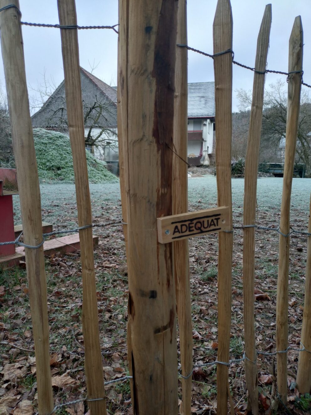 Fr. Staketenzaun Kastanien 100 cm hoch, Abstand 6 cm, 10m Rolle, Zaunpfahl 7-9 100 cm Länge für Bodenhülse und Bodenhülse / Einschlaghülse