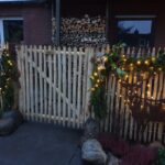 Fr. Staketenzaun Kastanien 120 cm hoch, Abstand 2 cm, 2x 5m Rolle, Robinien Pfost 200 cm lang, Ø 8-10 cm geschält mit Spitze, Robinien Pfost 200 cm lang, Ø 10-12 cm geschält mit Spitze, Edelstahl Schrauben 4,5x60, pro 100 Stück, Erdbohr 125 cm lang, Durchm. 90 mm und Staketenzauntor Kastanie einzeln 120Bx120H (cm), Öffnungsrichtung: Rechts