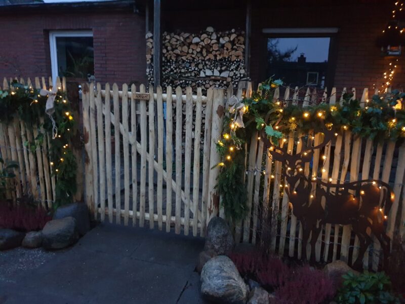 Fr. Staketenzaun Kastanien 120 cm hoch, Abstand 2 cm, 2x 5m Rolle, Robinien Pfost 200 cm lang, Ø 8-10 cm geschält mit Spitze, Robinien Pfost 200 cm lang, Ø 10-12 cm geschält mit Spitze, Edelstahl Schrauben 4,5x60, pro 100 Stück, Erdbohr 125 cm lang, Durchm. 90 mm und Staketenzauntor Kastanie einzeln 120Bx120H (cm), Öffnungsrichtung: Rechts