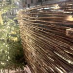 Haselnusszaun Sichtschutz Loire 1, 150B x 180H, mit Weihnachtsbaum