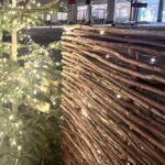 Haselnusszaun Sichtschutz Loire 1, 150B x 180H, mit Weihnachtsbaum