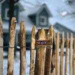 Fr. Staketenzaun Kastanien 120 cm hoch, Abstand 4 cm, 2x 5m und Kastanien Pfost 200 cm lang, Ø 10-12 cm - mit Spitze Kastanienzaun im Schnee