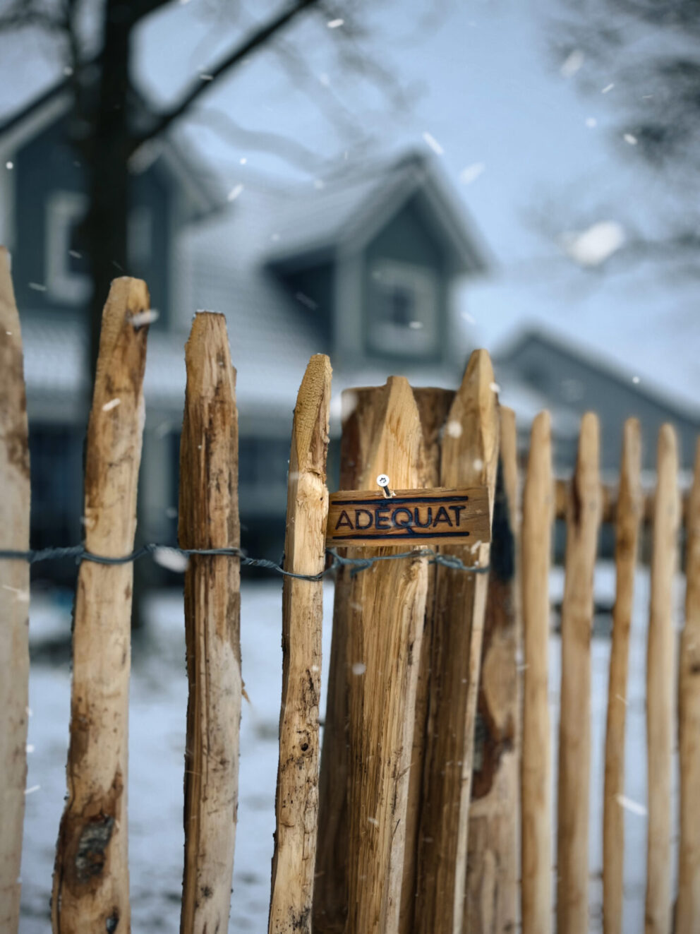 Fr. Staketenzaun Kastanien 120 cm hoch, Abstand 4 cm, 2x 5m und Kastanien Pfost 200 cm lang, Ø 10-12 cm - mit Spitze Kastanienzaun im Schnee