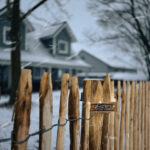 Fr. Staketenzaun Kastanien 120 cm hoch, Abstand 4 cm, 2x 5m und Kastanien Pfost 200 cm lang, Ø 10-12 cm - mit Spitze Kastanienzaun im Schnee