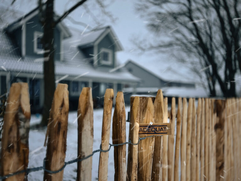 Fr. Staketenzaun Kastanien 120 cm hoch, Abstand 4 cm, 2x 5m und Kastanien Pfost 200 cm lang, Ø 10-12 cm - mit Spitze Kastanienzaun im Schnee