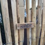 Fr. Staketenzaun Kastanien 175 cm hoch, Abstand 2 cm, 3m Rol mit Adequat Logo-Schild