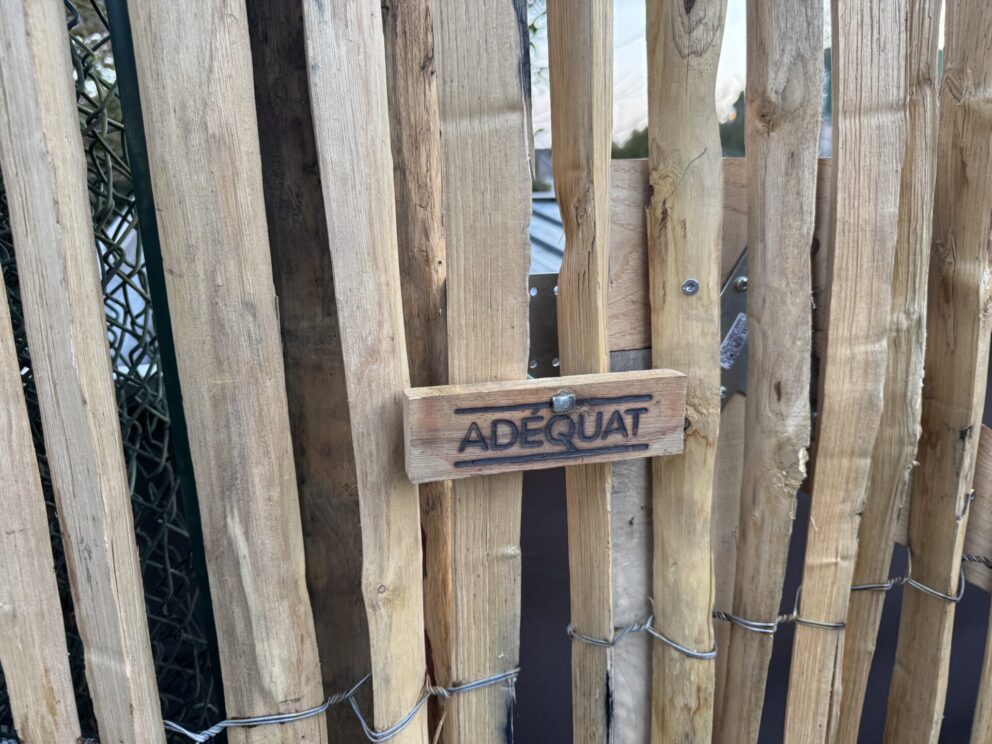 Fr. Staketenzaun Kastanien 175 cm hoch, Abstand 2 cm, 3m Rol mit Adequat Logo-Schild