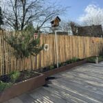 Fr. Staketenzaun Kastanien 175 cm hoch, Abstand 2 cm, 3m Rol, Zaunpfahl 7-9 175 cm Länge für Bodenhülse, Aufschraubhülse – Pfostenträger 8 cm, Edelstahl Schrauben 4,5x60, pro 100 Stück und Kastanien Bretter gesägt - 3x10x250 cm