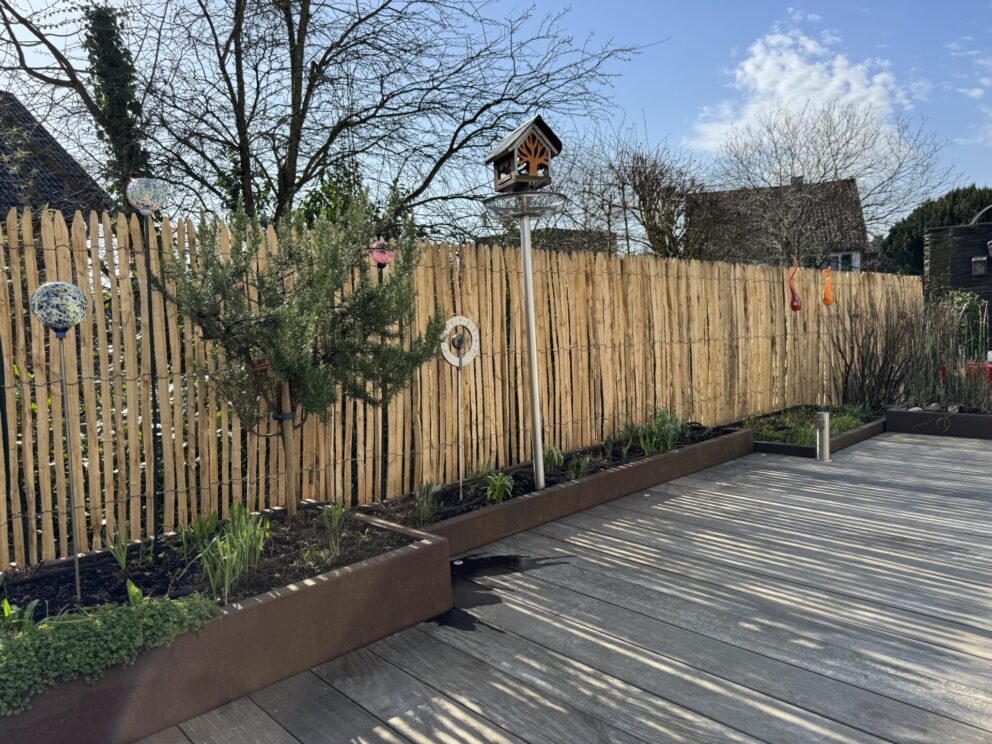 Fr. Staketenzaun Kastanien 175 cm hoch, Abstand 2 cm, 3m Rol, Zaunpfahl 7-9 175 cm Länge für Bodenhülse, Aufschraubhülse – Pfostenträger 8 cm, Edelstahl Schrauben 4,5x60, pro 100 Stück und Kastanien Bretter gesägt - 3x10x250 cm