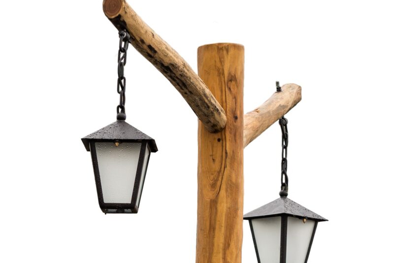 Außenleuchte Laternenpfahl Holz zweiarmig Robinienpfahl
